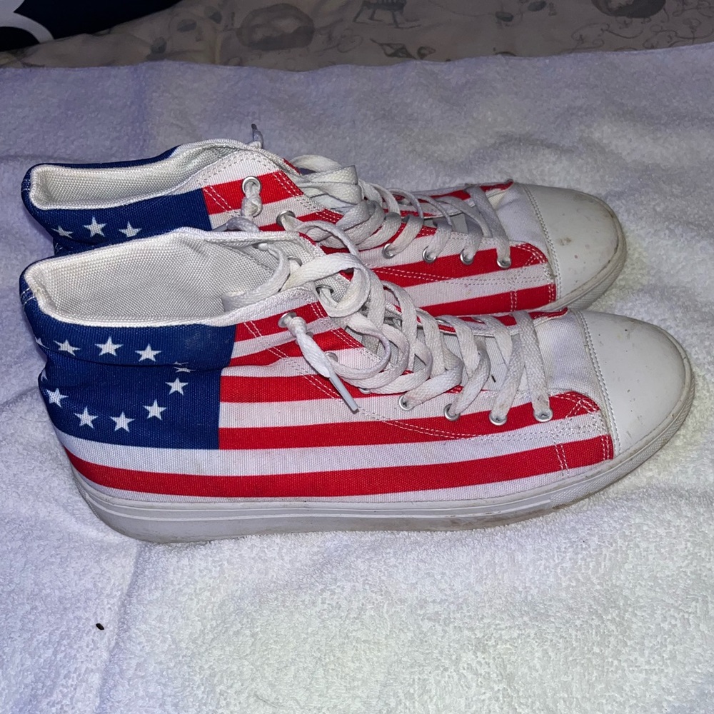 USA Chuck Taylor style shoes (Boss like Ross)